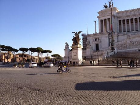 L'invasione dei risciò. Colosseo, Vittoriano e Piazza Navona nascoste dietro ad una nuvola di tricicli a pedali senza licenza, regole, autorizzazione