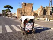 L'invasione risciò. Colosseo, Vittoriano Piazza Navona nascoste dietro nuvola tricicli pedali senza licenza, regole, autorizzazione