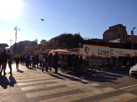 L'invasione dei risciò. Colosseo, Vittoriano e Piazza Navona nascoste dietro ad una nuvola di tricicli a pedali senza licenza, regole, autorizzazione