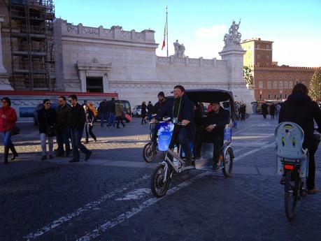 L'invasione dei risciò. Colosseo, Vittoriano e Piazza Navona nascoste dietro ad una nuvola di tricicli a pedali senza licenza, regole, autorizzazione