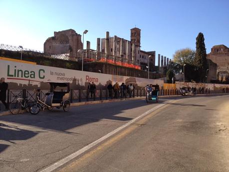 L'invasione dei risciò. Colosseo, Vittoriano e Piazza Navona nascoste dietro ad una nuvola di tricicli a pedali senza licenza, regole, autorizzazione