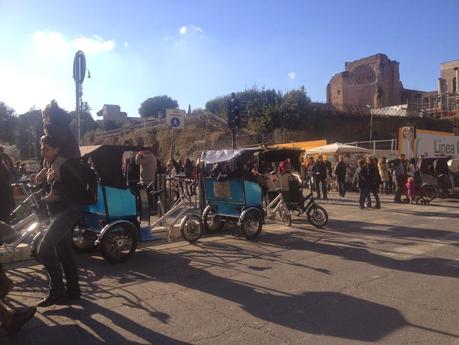 L'invasione dei risciò. Colosseo, Vittoriano e Piazza Navona nascoste dietro ad una nuvola di tricicli a pedali senza licenza, regole, autorizzazione