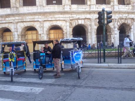 L'invasione dei risciò. Colosseo, Vittoriano e Piazza Navona nascoste dietro ad una nuvola di tricicli a pedali senza licenza, regole, autorizzazione