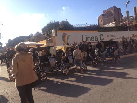 L'invasione dei risciò. Colosseo, Vittoriano e Piazza Navona nascoste dietro ad una nuvola di tricicli a pedali senza licenza, regole, autorizzazione