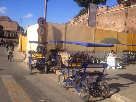 L'invasione dei risciò. Colosseo, Vittoriano e Piazza Navona nascoste dietro ad una nuvola di tricicli a pedali senza licenza, regole, autorizzazione