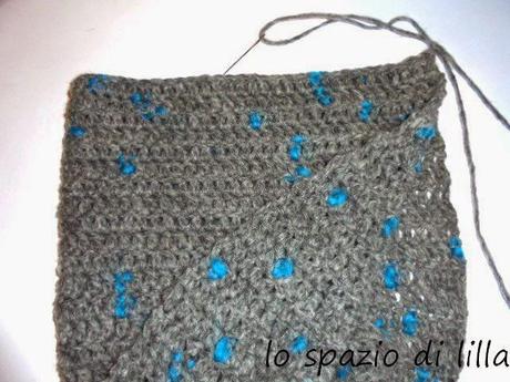 Voglia di colore? Coprispalle crochet con cappuccio con Saetta di Adriafil / Wishing colours? Crochet hooded capelet with Saetta by Adriafil. Free pattern