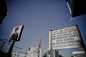 Checkpoint Charlie a Berlino