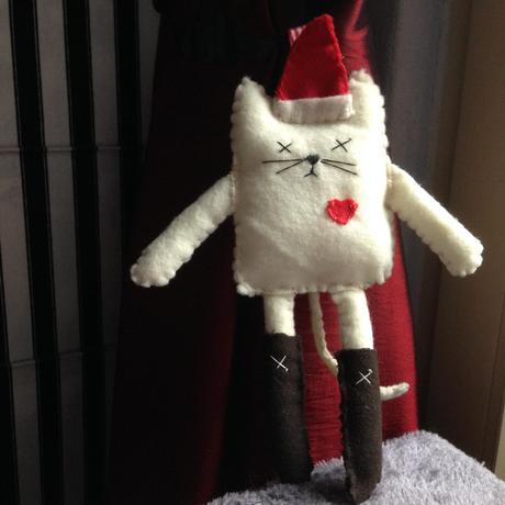 white-felt-christmas-cat-decor-handmade