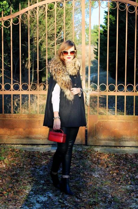 Outfit: Una mantellina in pieno stile Cappuccetto Rosso