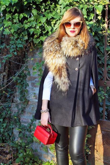 Outfit: Una mantellina in pieno stile Cappuccetto Rosso