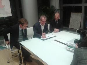 Il momento della firma per l'Accordo di Programma di Regione Lombardia sui lavori al Palazzo Verbania di Luino. Il sindaco di Luino, Andrea Pellicini, il Governatore lombardo, Roberto Maroni, e Alessandro Casali, presidente del consiglio comunale luinese