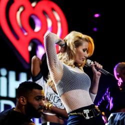 Iggy Azalea durante una sua performance - Immagine Facebook