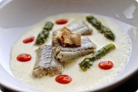 Anguilla su crema di sedano, asparagi e pomodoro