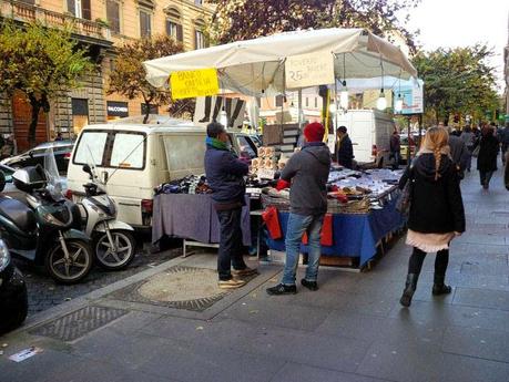 Il piacere di fare lo shopping di Natale in una vera favela. 30 foto da Via Cola di Rienzo scattate sabato scorso