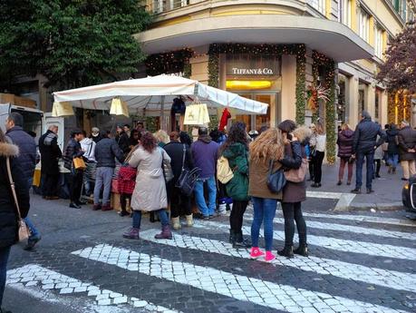 Il piacere di fare lo shopping di Natale in una vera favela. 30 foto da Via Cola di Rienzo scattate sabato scorso