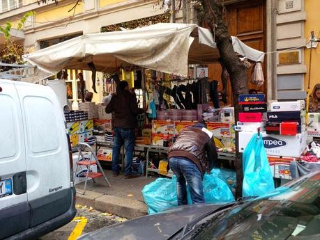 Il piacere di fare lo shopping di Natale in una vera favela. 30 foto da Via Cola di Rienzo scattate sabato scorso