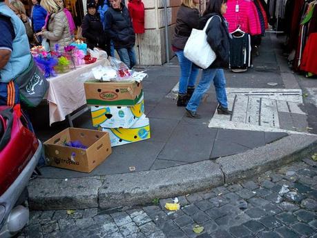 Il piacere di fare lo shopping di Natale in una vera favela. 30 foto da Via Cola di Rienzo scattate sabato scorso