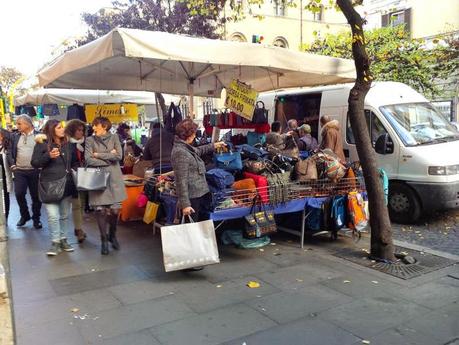 Il piacere di fare lo shopping di Natale in una vera favela. 30 foto da Via Cola di Rienzo scattate sabato scorso