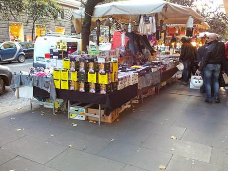 Il piacere di fare lo shopping di Natale in una vera favela. 30 foto da Via Cola di Rienzo scattate sabato scorso