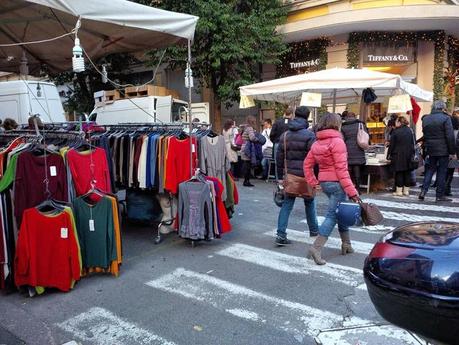 Il piacere di fare lo shopping di Natale in una vera favela. 30 foto da Via Cola di Rienzo scattate sabato scorso