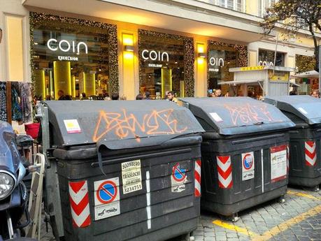 Il piacere di fare lo shopping di Natale in una vera favela. 30 foto da Via Cola di Rienzo scattate sabato scorso