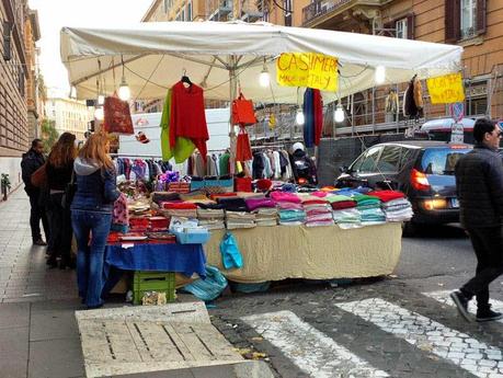 Il piacere di fare lo shopping di Natale in una vera favela. 30 foto da Via Cola di Rienzo scattate sabato scorso