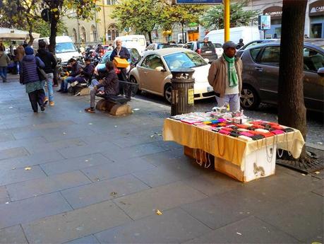 Il piacere di fare lo shopping di Natale in una vera favela. 30 foto da Via Cola di Rienzo scattate sabato scorso