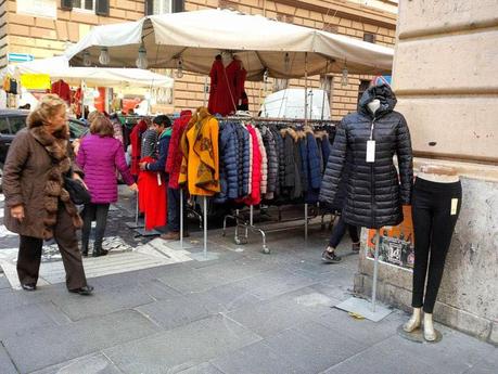 Il piacere di fare lo shopping di Natale in una vera favela. 30 foto da Via Cola di Rienzo scattate sabato scorso