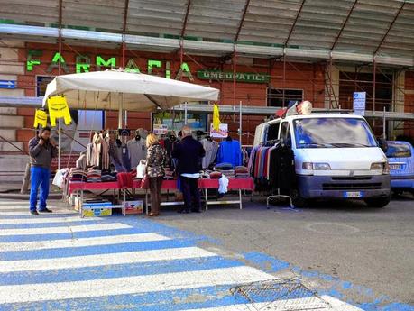 Il piacere di fare lo shopping di Natale in una vera favela. 30 foto da Via Cola di Rienzo scattate sabato scorso