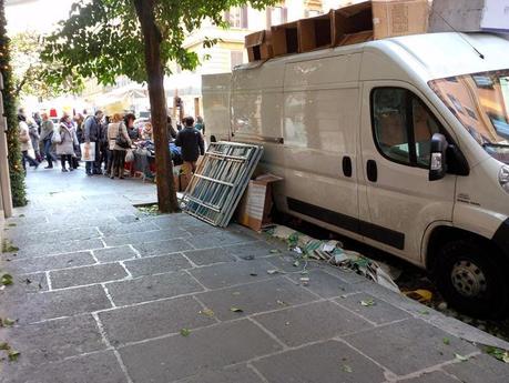 Il piacere di fare lo shopping di Natale in una vera favela. 30 foto da Via Cola di Rienzo scattate sabato scorso