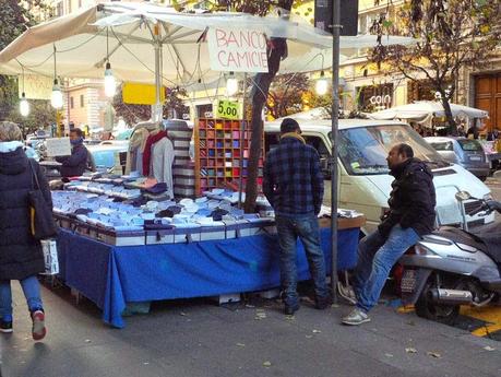 Il piacere di fare lo shopping di Natale in una vera favela. 30 foto da Via Cola di Rienzo scattate sabato scorso