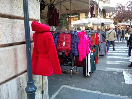 Il piacere di fare lo shopping di Natale in una vera favela. 30 foto da Via Cola di Rienzo scattate sabato scorso