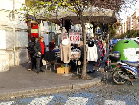 Il piacere di fare lo shopping di Natale in una vera favela. 30 foto da Via Cola di Rienzo scattate sabato scorso