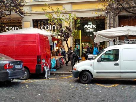 Il piacere di fare lo shopping di Natale in una vera favela. 30 foto da Via Cola di Rienzo scattate sabato scorso