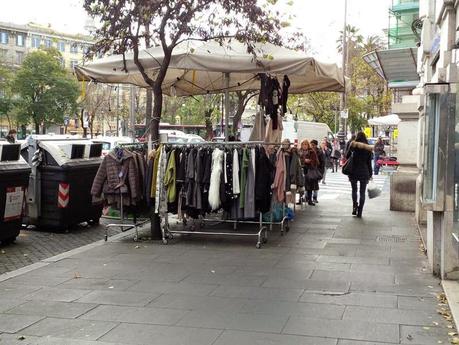 Il piacere di fare lo shopping di Natale in una vera favela. 30 foto da Via Cola di Rienzo scattate sabato scorso