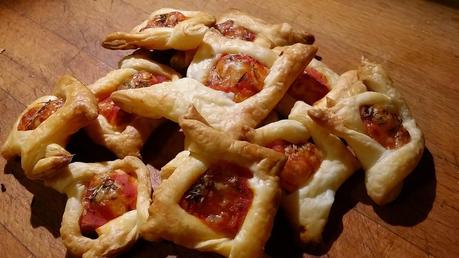 pizzette quadrate di pasta sfoglia