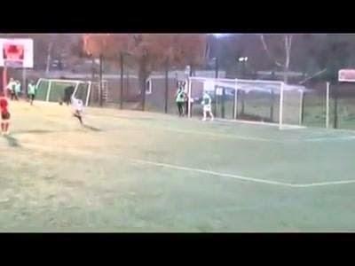 (VIDEO)Prova a segnare da centrocampo e colpisce tre legni, prima di fare goal #thisisfootball