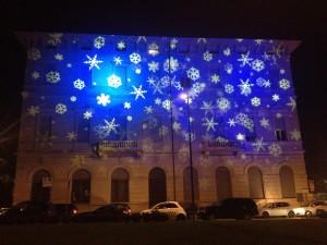 La facciata dell'UBI Banca di Luino, con le proiezioni natalizie