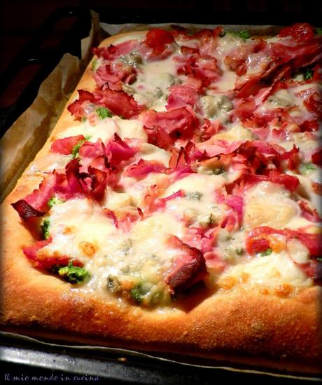 PIZZA con CREMA di BROCCOLI, prosciutto COTTO e ZOLA di capra