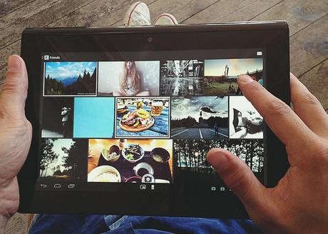 EyeEm-Android-Tablet_hands