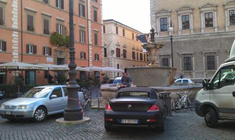 Oltre a Palazzo Farnese consegniamo ai francesi anche la Piazza visto che noi la teniamo in questo modo vergognoso e indegno