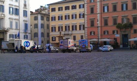 Oltre a Palazzo Farnese consegniamo ai francesi anche la Piazza visto che noi la teniamo in questo modo vergognoso e indegno