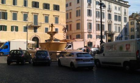 Oltre a Palazzo Farnese consegniamo ai francesi anche la Piazza visto che noi la teniamo in questo modo vergognoso e indegno