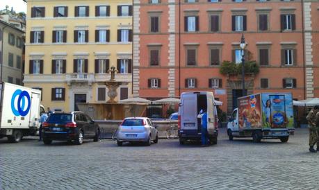 Oltre a Palazzo Farnese consegniamo ai francesi anche la Piazza visto che noi la teniamo in questo modo vergognoso e indegno