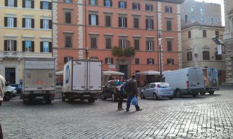 Oltre a Palazzo Farnese consegniamo ai francesi anche la Piazza visto che noi la teniamo in questo modo vergognoso e indegno