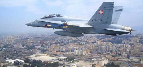 Un F18 della Swiss Air Force sorvola la periferia di Cagliari mentre si dirige verso l'aeroporto di Decimomannu - Fonte http://www.decimomannuairbase.com