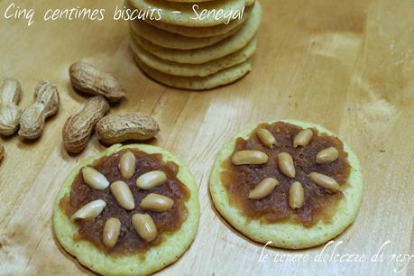 Cinq centimes biscuits - i biscotti di zucchero guarniti con burro di arachidi dal Senegal