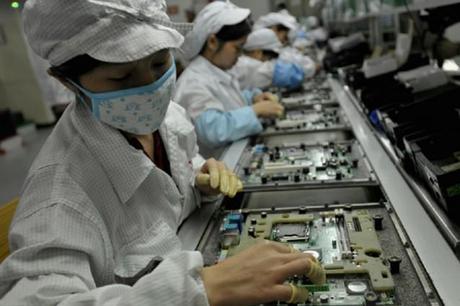 foxconn-working-638x425