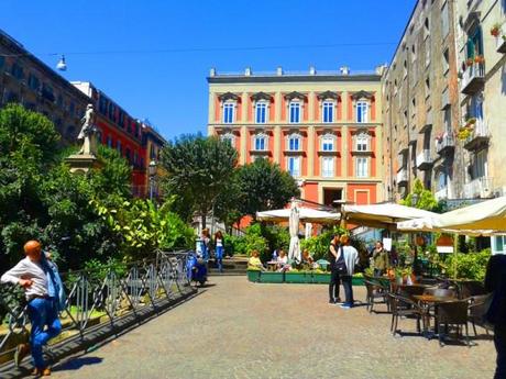 Piazza Bellini e il suo degrado, parla un netturbino: “Se i cittadini napoletani…”