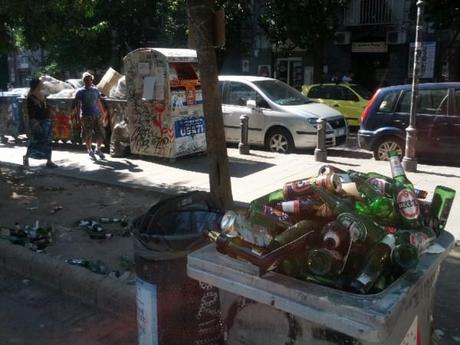 Contenitori carichi di bottiglie a Piazza Bellini.